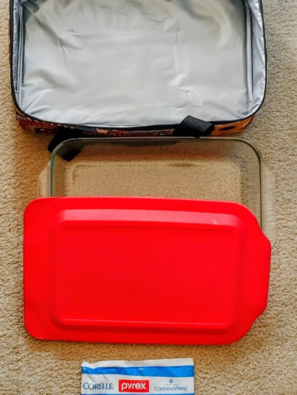 Pyrex 4-Piece Casserole Set with Lid, Insulated Floral Tote & Gel Pack (3 Qt.).